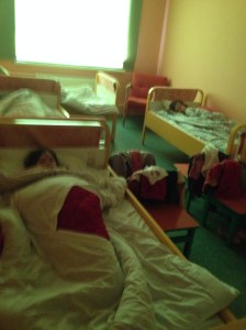 Sovende barn på nylagt gulv og nymalte vegger