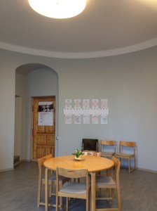 Integreringssenter: rundt rom med dundt bord.